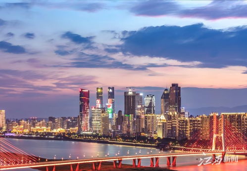 南昌贛江上空現(xiàn)壯美晚霞，如詩(shī)如畫(huà)